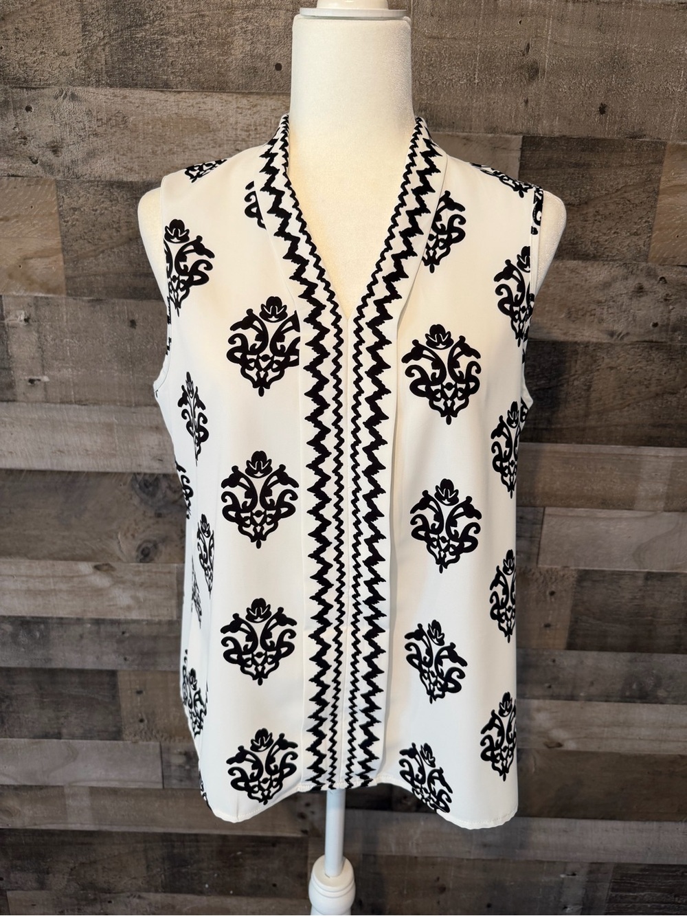 Sleeveless Black and White patterned top Size M